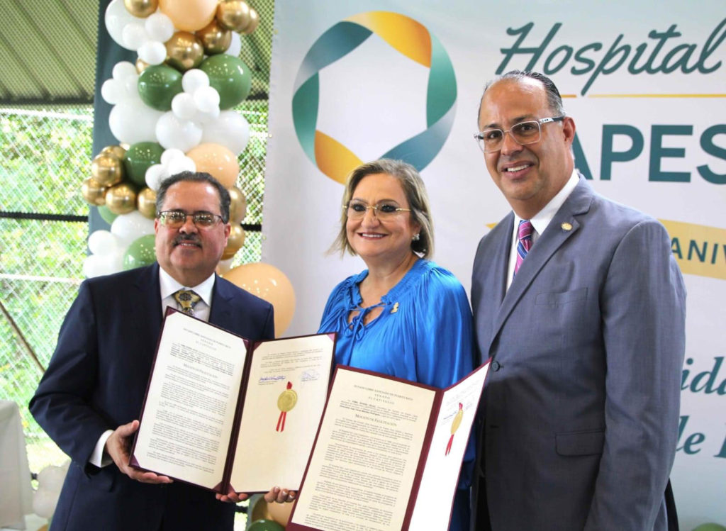 De izq. a der.: el presidente del Senado, José Luis Dalmau; la Lcda. Marta Rivera Plaza, principal oficial ejecutiva del Sistema San Juan Capestrano y el senador Juan Oscar Morales.