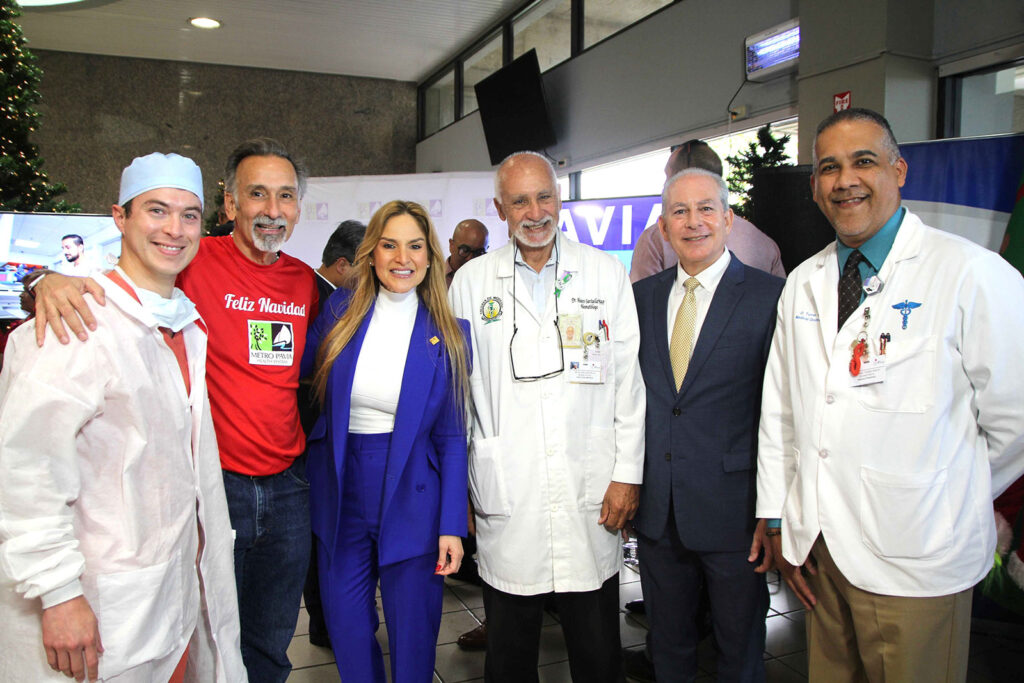 De izq. a der.: Dr. Jonathan Hernández Rosa, cirujano plástico en Hospital Pavía de Caguas; Lcdo. Domingo Cruz Vivaldi, vicepresidente Operaciones Metro Pavía Health System; Lcda. Karen Z. Artau Feliciano, presidenta de Metro Pavía Health System; Dr. Álvaro Santaella Jiménez, especialista en Medicina neonatal y Pediatría en Hospital Pavía de Caguas; Juan Carlos Marcial, director ejecutivo Hospital Pavía de Caguas; y Dr. Domingo Torres Renta, médico dosimetrista en Hospital Pavía de Caguas.