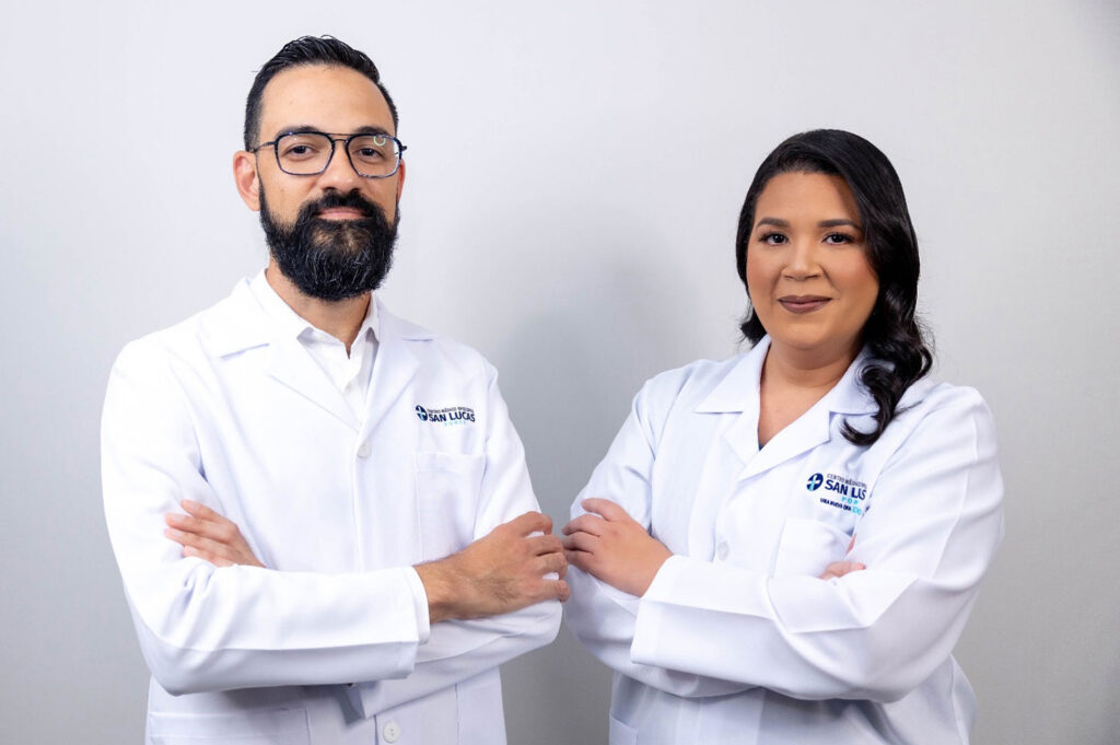 Dr. Giovanni Veloz y la Dra. Keren Méndez, únicos neumólogos intervencionales en la isla adiestrados en el uso de la nueva maquinaria