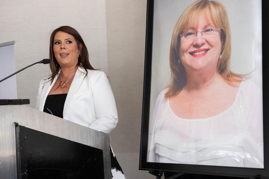 Lcda. Marie Carmen Muntaner, receptora del premio Lcda. Ruby Rodríguez