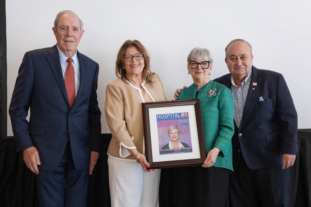 Cada una de las homenajeadas recibió de manos de Migdalia Medina, editora de Revista Hospitales y del presidente de la Junta Editorial, el Lcdo. Eduardo Sotomayor, una foto enmarcada con su imagen en portada de la revista. En la foto una de las homenajeadas la doctora Esther A. Torres, les acompaña el Lcdo. Jaime Plá, presidente ejecutivo de AHPR.
