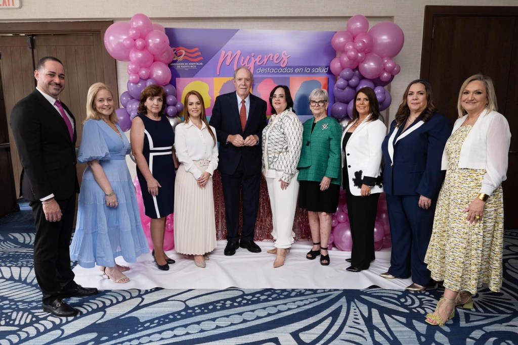 Foto grupal con todas las mujeres destacadas de la Asociación de Hospitales de Puerto Rico.