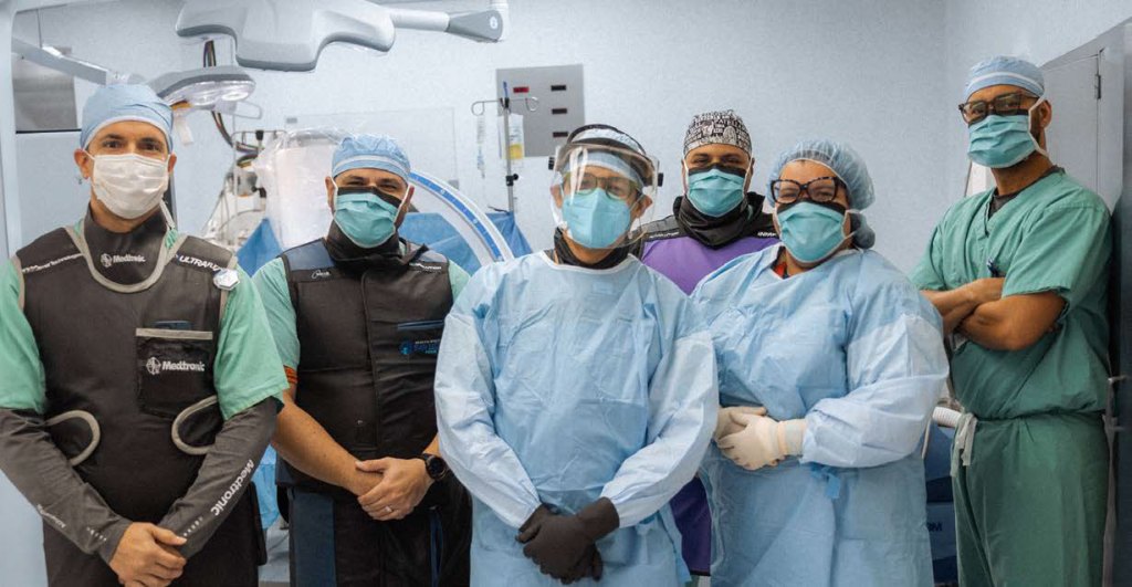El Dr. José Cruz Cestero, anestesiólogo junto al equipo de Medtronic y Sala de operaciones del Centro Médico Episcopal San Lucas.
