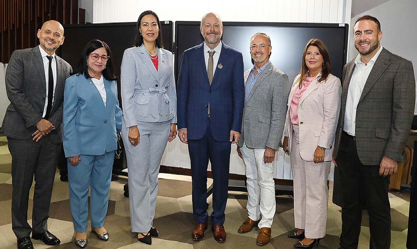 Dr. John Paul Sánchez – decano Universidad Central del Caribe (UCC); Dra. Olga Rodríguez – decana Escuela de Medicina y vicepresidenta de Asuntos Académicos Ponce Health Sciences University; Dra. Waleska Crespo – presidenta de Escuela de Medicina UCC en Bayamón; Paul Foster Johnson, MFA – vicepresidente instituciones auspiciadoras; Harry Mercado, MD – decano asociado de Asuntos Clínicos y de Facultad UCC: Lcda. Marie Carmen Muntaner – asesora Legal CMAR.