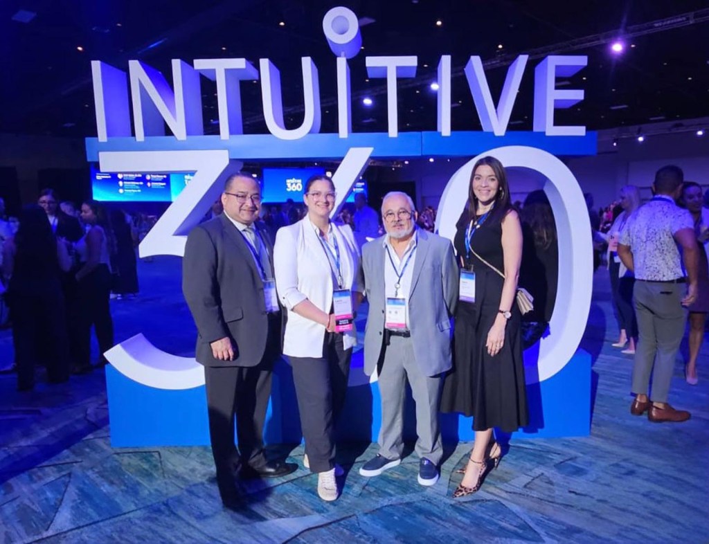 De izquiera a derecha: Lcdo. Rafael Alvarado, Dra. Laura Rodríguez, Dr. Guillermo Bolaños y la Lcda. Sasha Chardón.