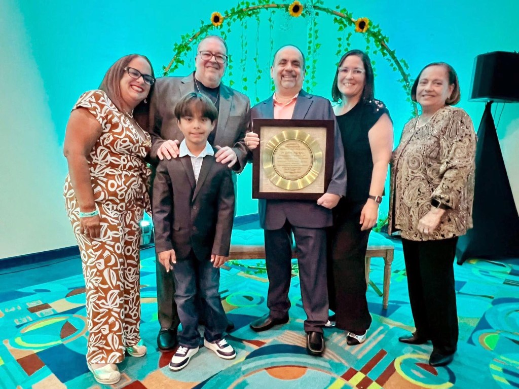 El doctor Puig Ramos compartió con su familia la alegría del homenaje