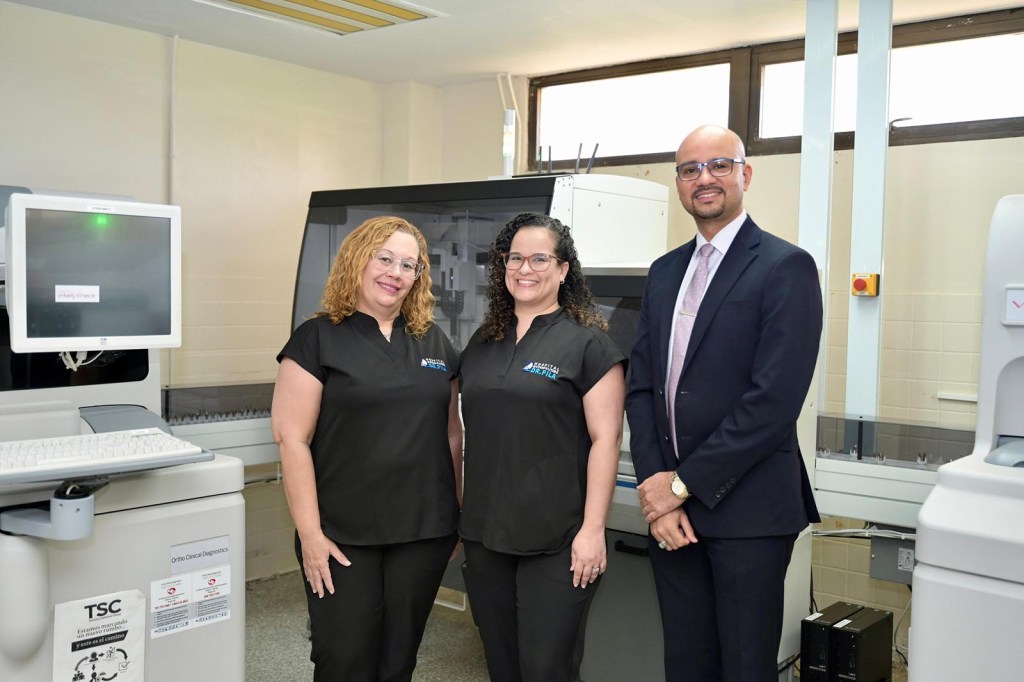 De izquierda a derecha: del Hospital Metropolitano Dr. Pila la Lcda. Belinda Echevarría Torres, coordinadora de Química; Lcda. Ciarelys M. Feliciano Báez, supervisora del Laboratorio Clínico y el Lcdo. José M. Torres Delgado, director ejecutivo