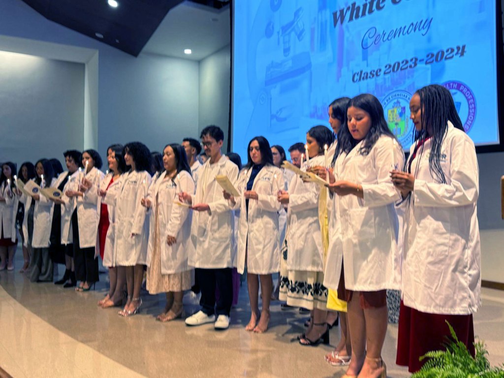 Los estudiantes de Tecnología Médica, ya investidos con las batas blancas que simbolizan el compromiso con su profesión, realizaron el Juramento de adhesión a los deberes y obligaciones inherentes a las Ciencias del Laboratorio Clínico.