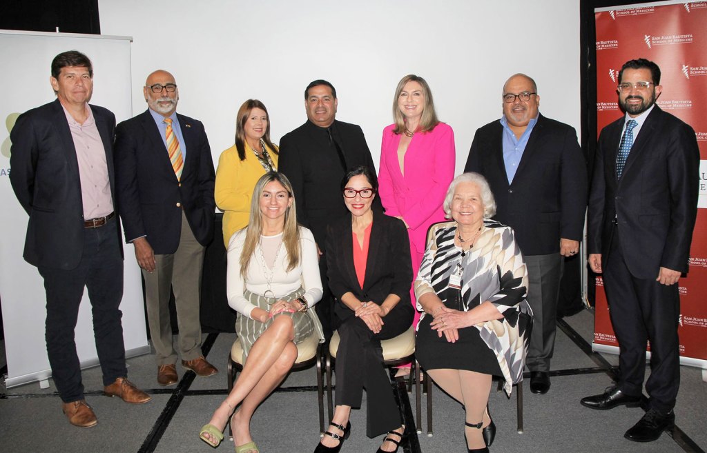 De izquierda a derecha atrás: Lcdo. Diego Loinaz, Dr. Rafael Bredy, Lcda. Marie Carmen Muntaner, Dr. Francisco Baéz, Lcda. Yarisis Centeno, Dr. Eddie Ortiz y el Lcdo. Luis Meléndez; sentadas Norma Cartagena, Dra. Maribel Acevedo y la Dra. Elizabeth Padilla.