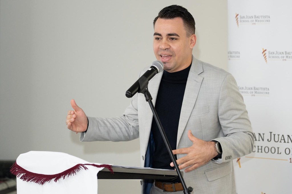 Lcdo. Héctor Ortiz Arroyo, director ejecutivo asociado del Hospital Ashford, fue el moderador de la actividad educativa auspiciada por la Asociación de Hospitales de Puerto Rico y la Escuela de Medicina San Juan Bautista.