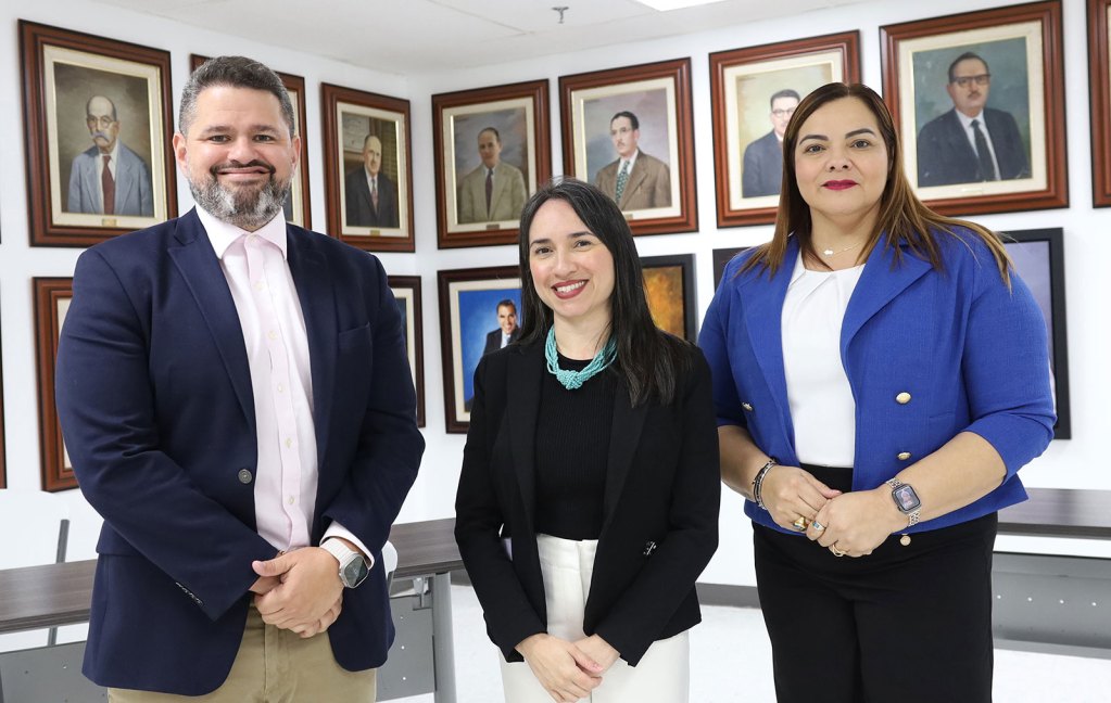 De izquierda a derecha: Dr. William Lugo, director médico del Hospital San Juan Capestrano; Dra. Nayda Román, directora de la Comisión para la Prevención del Suicidio y la Dra. Catherine Oliver, administradora de la Administración de Servicios de Salud Mental y Contra la Adicción (ASSMCA).