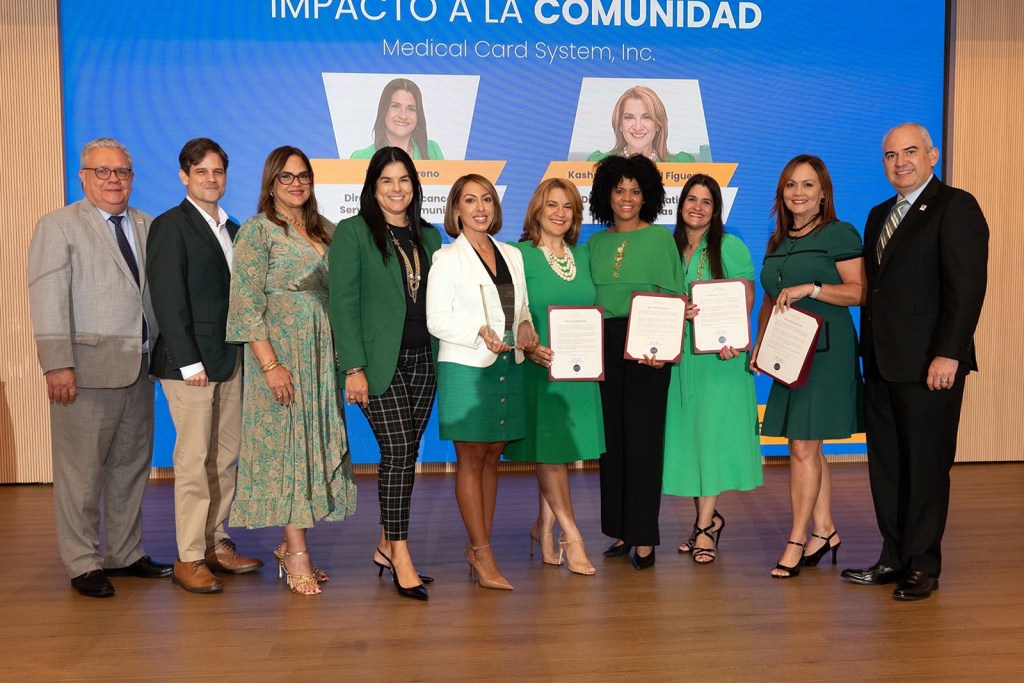 El equipo de MCS reconociendo a Mariel Moreno, Directora de Alcance y Servicios a la Comunidad, Kashmira Pimentel Figueroa, Directora de Iniciativas Comunitarias, Nitza Isaac Canales, Supervisora de Relaciones Publicas y Eventos y Anabelle Carrion Martinez, Vicepresidenta Auxiliar de Educación en Salud y Bienestar.