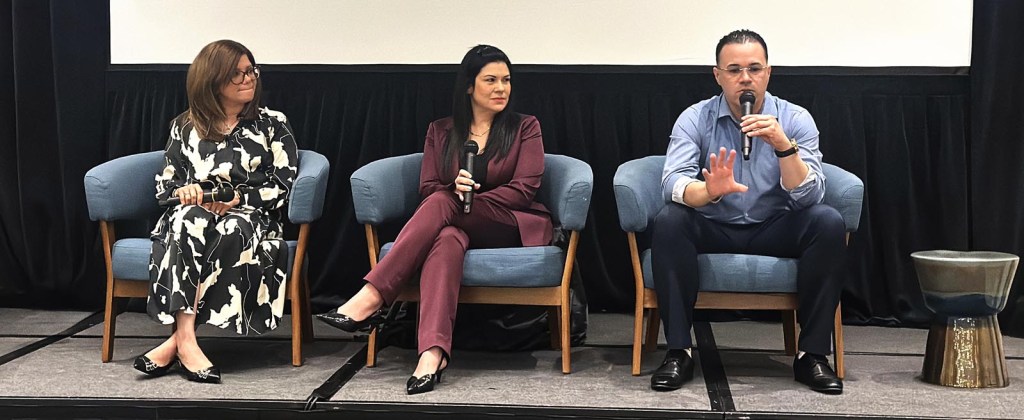 De izquierda a derecha: La doctora Cristina Santiago, médico primario de MEDX by Migrants; la doctora Yaxelia Toledo, chief pharmacy officer del Sistema de Salud Menonita y el doctor Wilson Molina, director clínico de NeoMed Center durante una reciente actividad educativa organizada por la Asociación de Salud Primaria para abordar varios temas relacionados a la salud mental y al uso de sustancias.