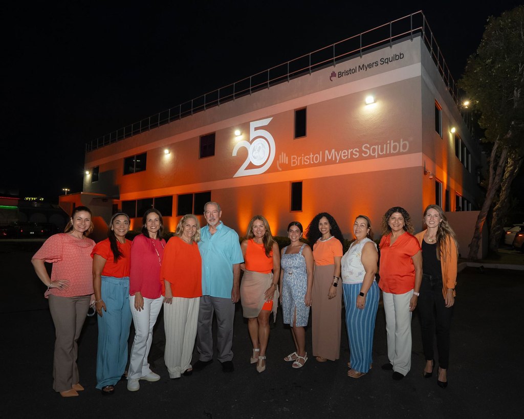 Representantes de la Fundación de Esclerosis Múltiple de Puerto Rico y empleados de Bristol Myers Squibb se unen para sensibilizar sobre la esclerosis múltiple