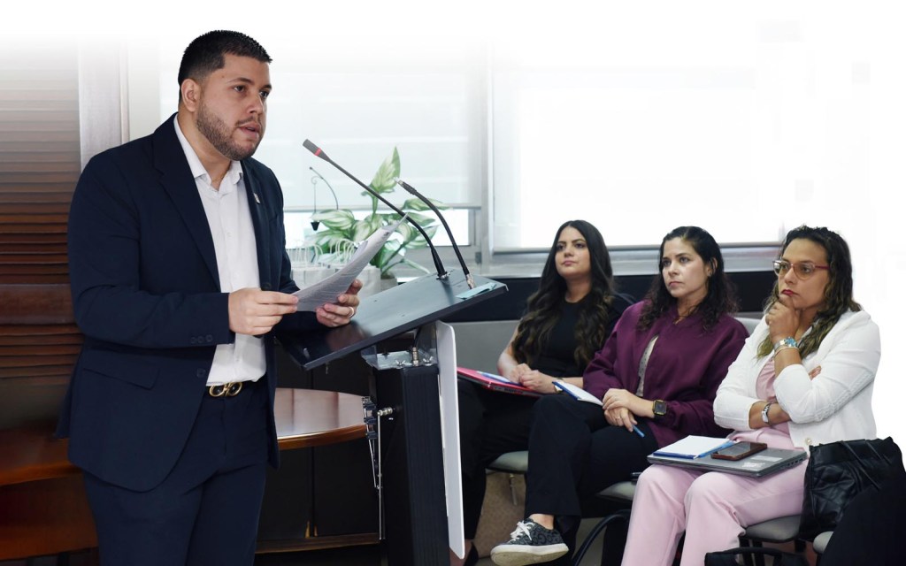 Gabriel Caraballo, coordinador del Proyecto QIP o Mejoramiento de la Calidad presentando la iniciativa.