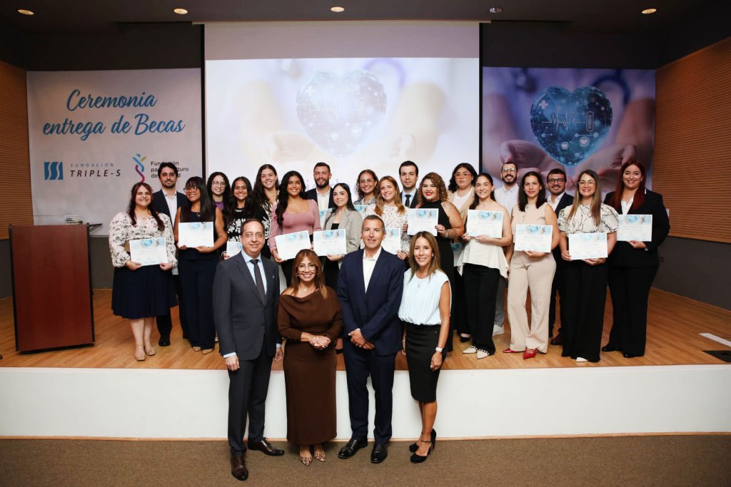 Grupo de becados junto a los representantes de Fundación Triple-S y Fundación Futuro de la Salud. Al frente: Dr. José Novoa, principal oficial médico de Triple S; Lydia Figueroa, directora de Fundación Triple S; Thurman Justice, presidente de Triple S y fundador de la Fundación para el Futuro de la Salud de Puerto Rico y Edna Y. Marín, directora ejecutiva de la Fundación para el Futuro de la Salud de Puerto Rico.