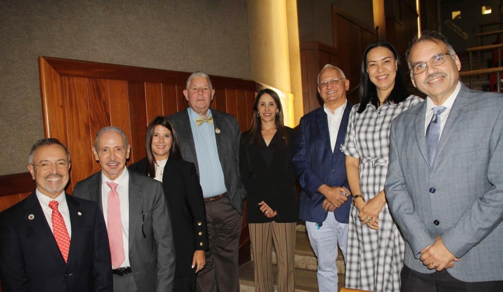 De izquierda a derecha: Dr. Harry Mercado, decano Universidad Central del Caribe; Dr. José Ginel Rodríguez, decano Escuela de Medicina San Juan Bautista; Lcda. Marie Carmen Muntaner, presidenta MM & Associates Health Law; Dr. Norman Ramírez-Lluch, vicepresidente de la Junta del CMAR-SO; Dra. Débora H.Silva Díaz, decana Escuela de Medicina UPR; Lcdo. Jaime Maestre, presidente y COO Mayagüez Medical Center; Dra. Waleska Crespo, presidenta Universidad Central del Caribe y el Dr. Jorge Falcón, profesor asociado del departamento de Medicina de Emergencia de la Escuela de Medicina de la UPR.