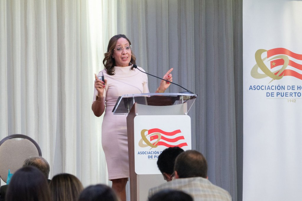 Hon. Jueza Maritere Colón Domínguez, Directora Auxiliar de la Oficina de Administración de Tribunales.