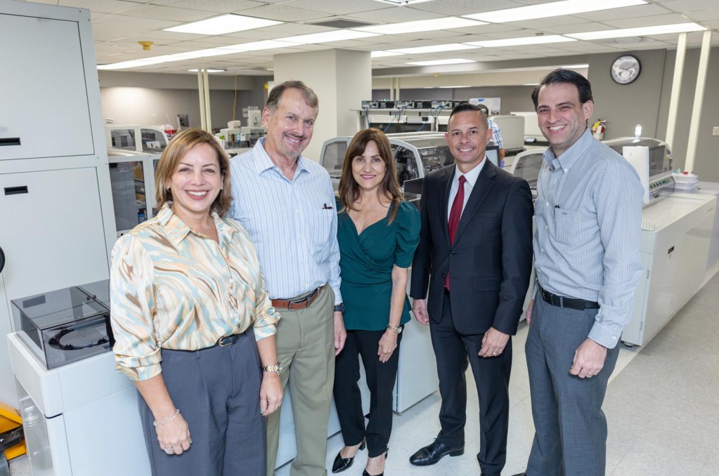 De izquierda a derecha: de Auxilio Mutuo Yvette Hernández, gerente laboratorio clínico, Dr. Phillip Ruiz del Castillo, director médico; Myriam Centeno, administradora asociada; Carlos Morales, de Siemens Healthineers Puerto Rico y el Lcdo. Jorge E. Matta González, administrador Auxilio Mutuo.