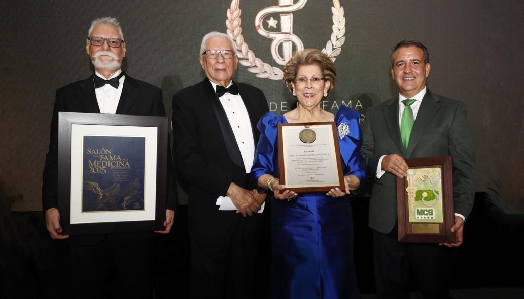 A la extrema derecha, Roberto Pando, presidente MCS Advantage y MCS Life, entregó el premio a la doctora Antonia Coello Novello.