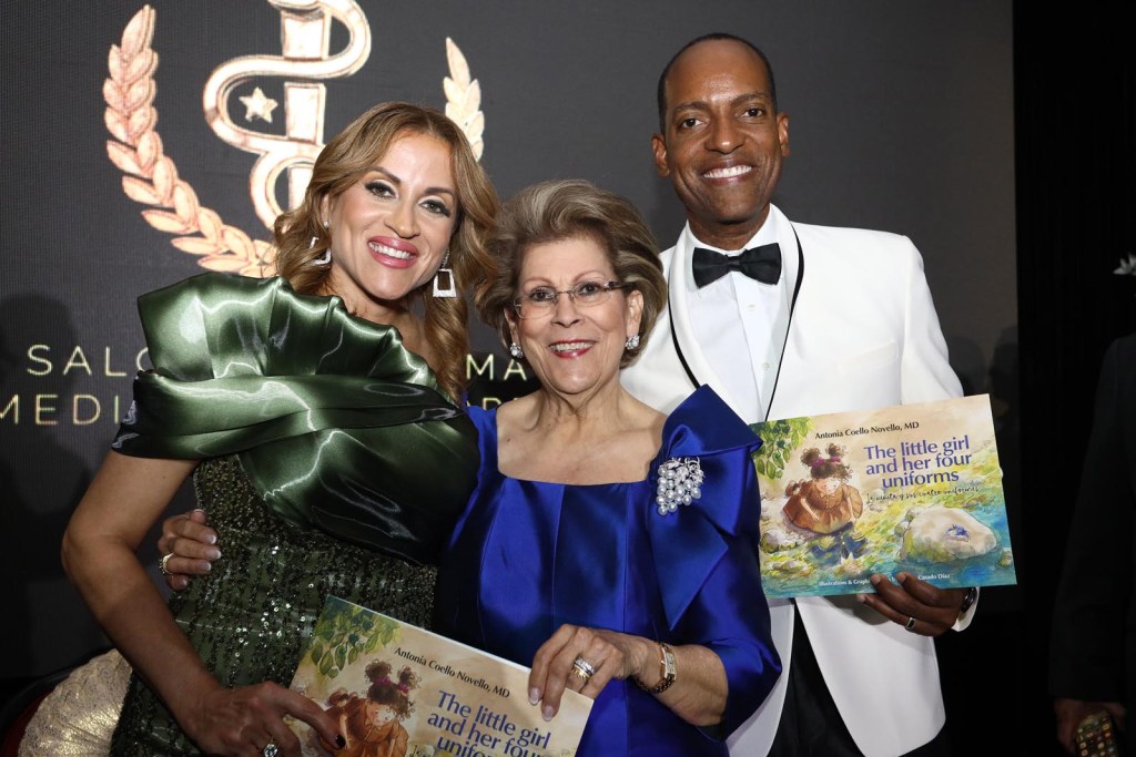 La doctora Antonia Coello Novello, uno de los siete médicos galardonados en la última edición del Salón de la Fama de la Medicina, junto a los periodistas y moderadores del evento, Aixa Vázquez Camacho y Julio Rivera Saniel.