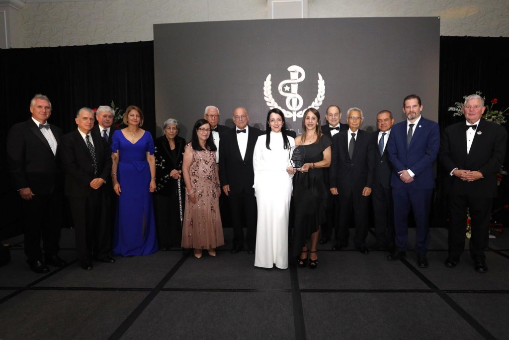 Médicos de distintos hospitales y escuelas de Medicina de Puerto Rico también apoyaron el evento, como el doctor Pablo Rodríguez (segundo de izquierda a derecha), la doctora Yocasta Brugal (quinta), la doctora Olga Rodríguez de Arzola (sexta), el doctor Jaime Rivera Dueño (séptimo), la doctora Yasmín Pedrogo (novena) y la doctora Débora Silva Díaz (décima).