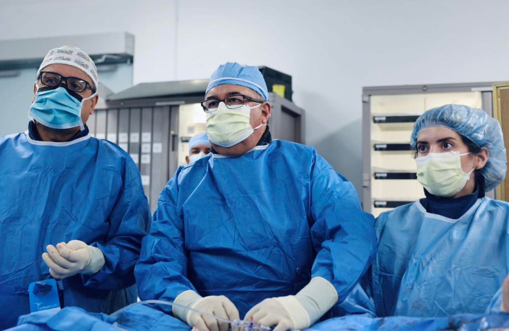 Dr. Edgardo Bermúdez, cardiólogo intervencional y la Dra. Darcy Diago, ‘fellow’ de Cardiología.