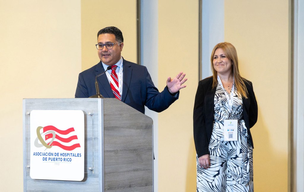 Lcdo. José Escobar Machín, asesor legal corporativo del Sistema de Salud Menonita, y Lcda. Coral M. Rivera Torres, directora asociada del Departamento Legal.