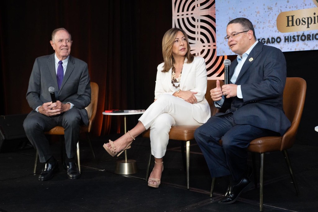 Jaime Plá Cortés, MHA- Presidente Ejecutivo, Asociación de Hospitales de Puerto Rico, Sonia Valentin, Periodista de Radio Isla y Víctor M. Ramos Otero, MD, MBA - Secretario Departamento de Salud de Puerto Rico