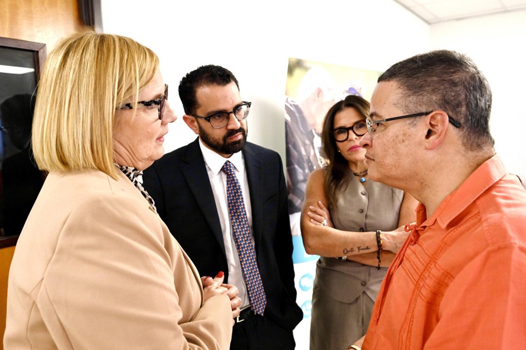 Lilliam Rodríguez Capó, CEO de VOCES PR; Lcdo. Luis E. Meléndez, administrador CIMA Menonita y el Dr. Víctor Ramos, Secretario de Salud.
