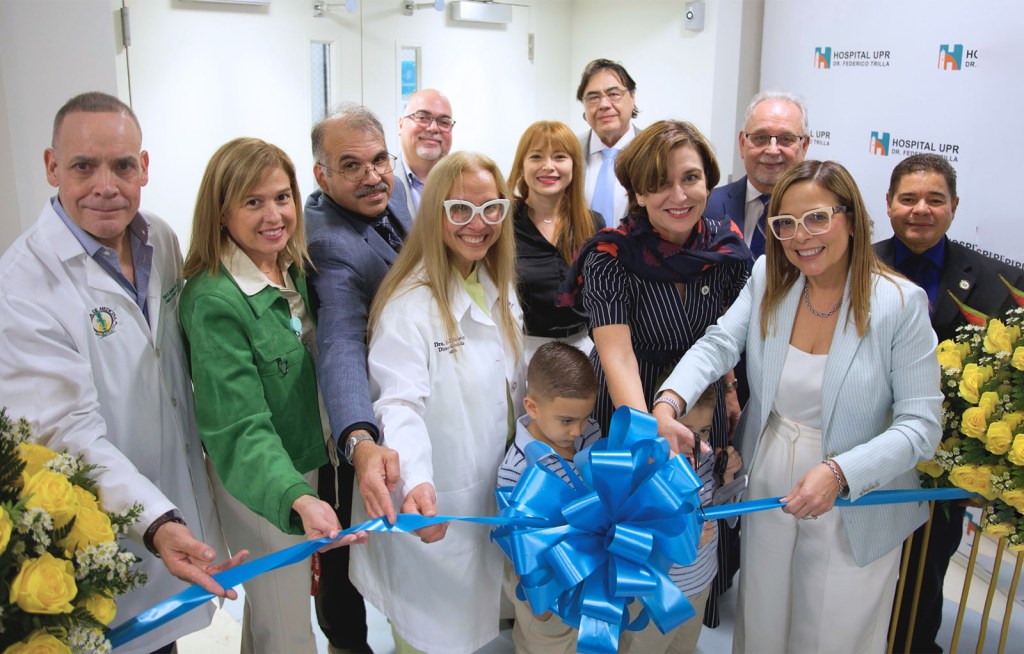 Corte de cinta para inaugurar la unidad pediátrica en Sala de Emergencias.