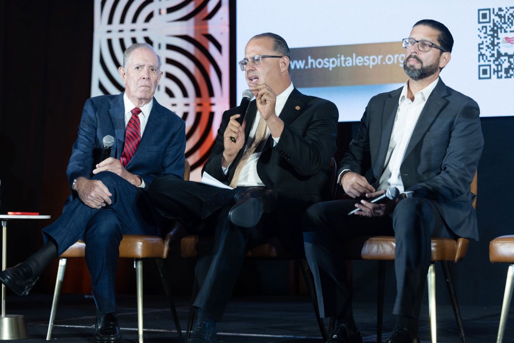 De izquierda a derecha: Lcdo. Jaime Plá Cortés, presidente ejecutivo AHPR; el senador Juan Oscar Morales Rodríguez y el representante Gabriel Rodríguez Aguiló, presidentes de las comisiones de Salud del Senado y la Cámara de Representantes, respectivamente.
