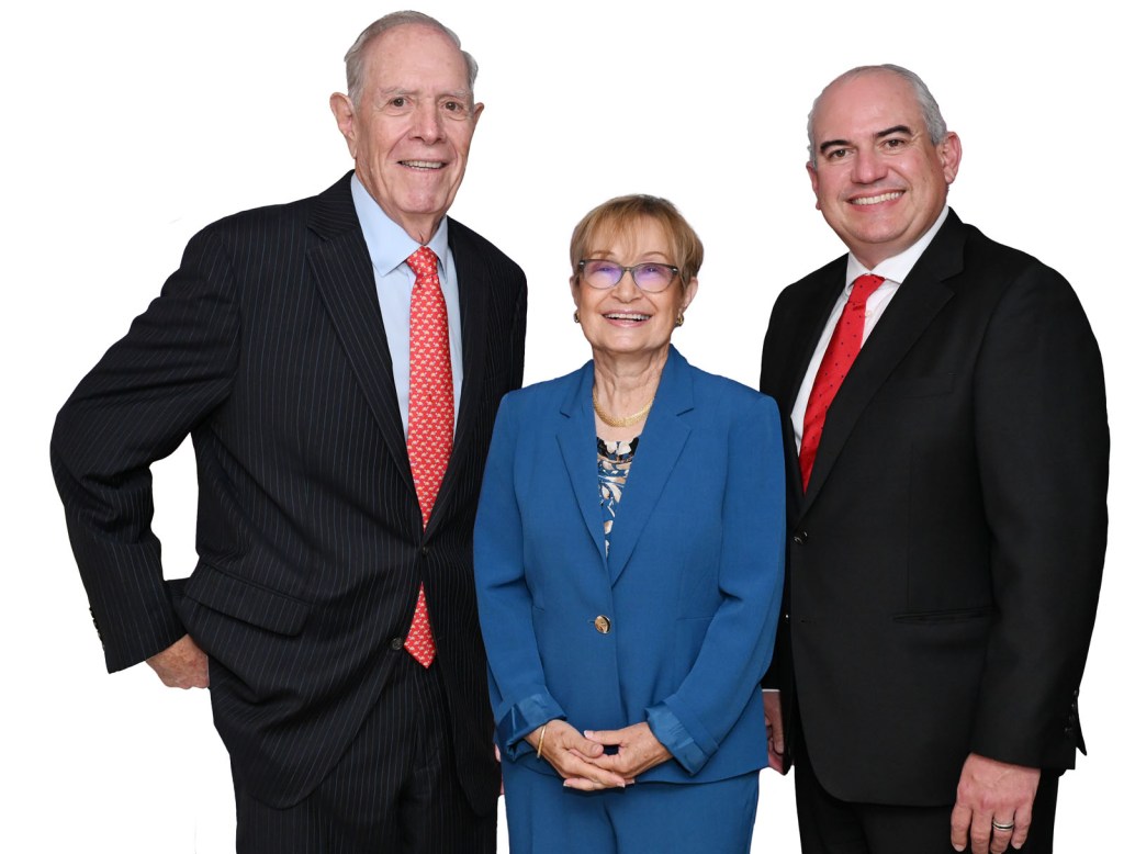 Lcdo. Jaime Plá Cortés, director ejecutivo AHPR; la Dra. María Conte, directora ejecutiva ICF, y el Lcdo. Daniel del Castillo, presidente Junta de directores de la AHPR.