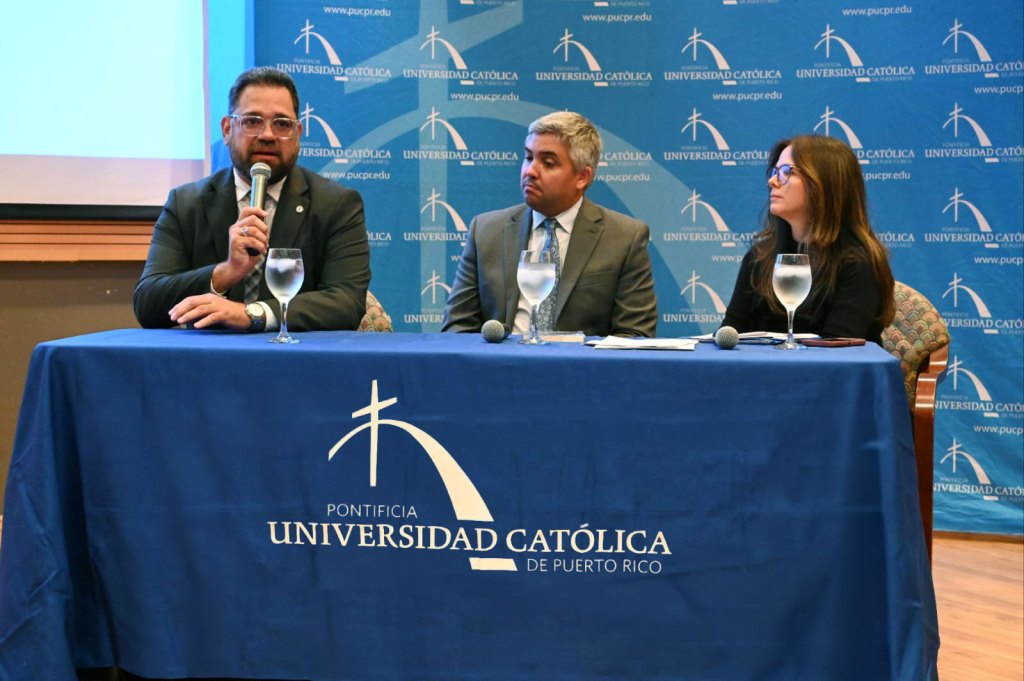 De izquierda a derecha: Lcdo. José Antonio Frontera Agenjo, presidente de la Pontificia Universidad Católica de Puerto Rico; Lcdo. Fernando Moreno Orama, decano de la Escuela de Derecho; y Lcda. Nylca J. Muñoz Sosa, directora del Proyecto Derecho, Justicia y Salud.