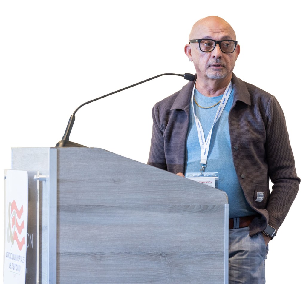 Roberto A. Calderón Santiago, especialista en Medicina Interna y Tratamiento del VIH y consultor del Hospital Menonita Médico Tratante, Centro ARARAT.