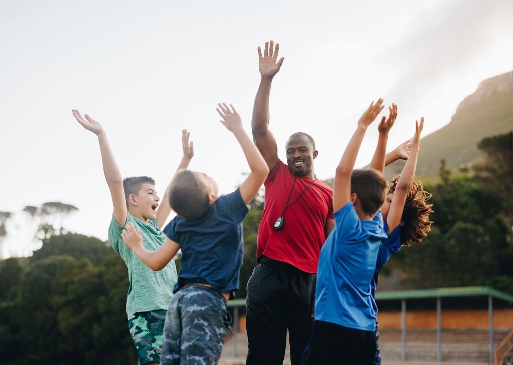 Entrenador deportivo de los niños