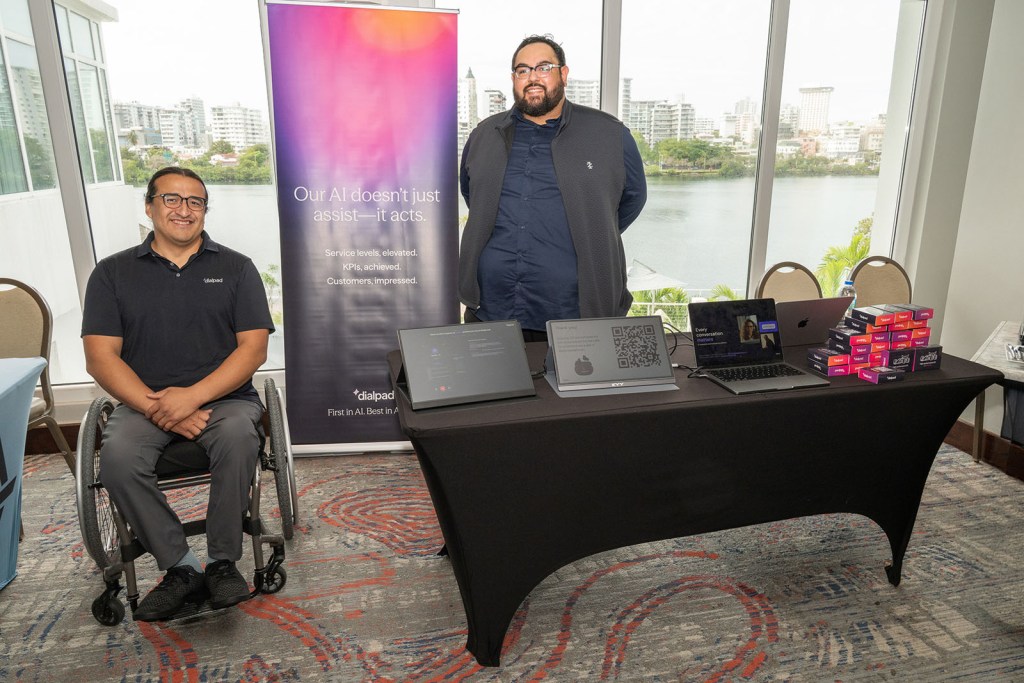 Exhibidor Dialpad en HIT Summit 2026