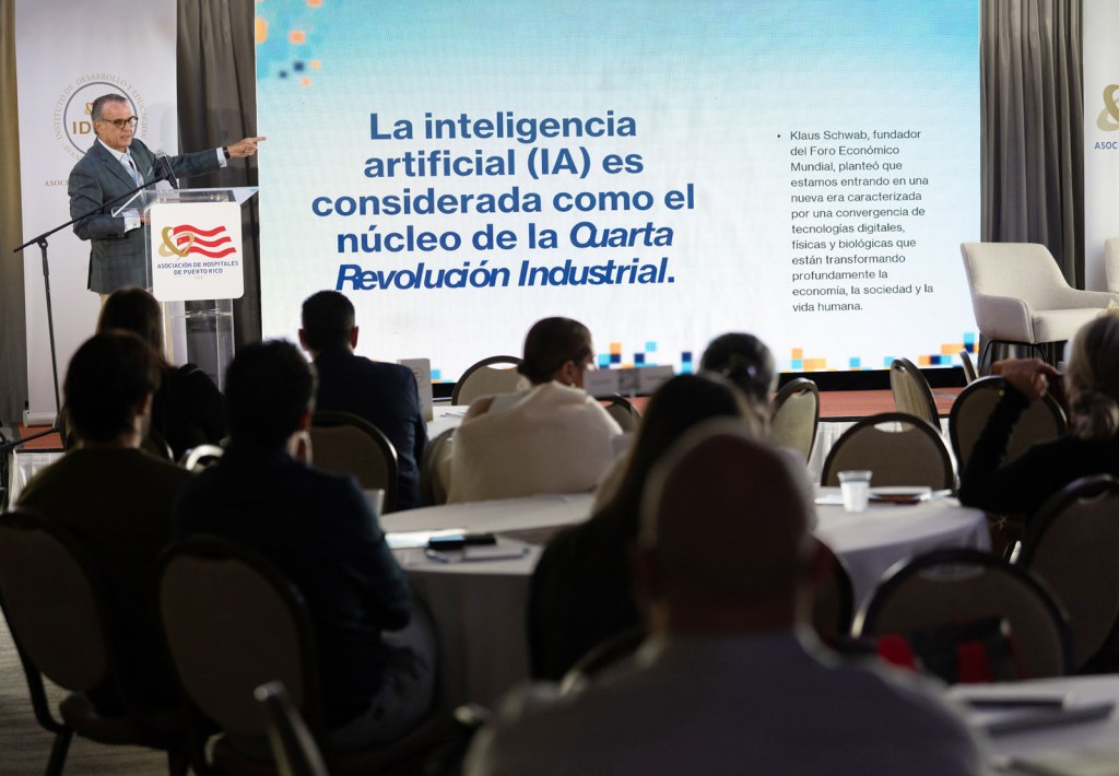 Lcdo. Salvador F. Rovira Rodríguez, presidente y director ejecutivo de CredeMtia en tarima.